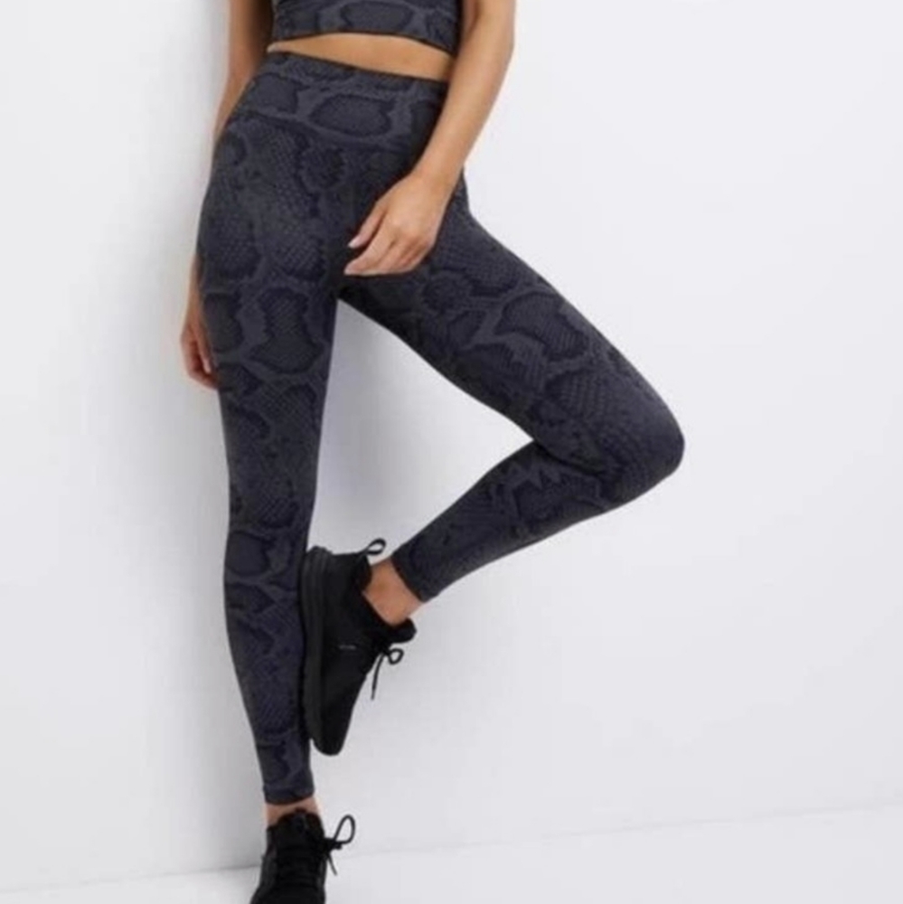 {All Fenix} Brand New Navy Snake 7/8 Leggings